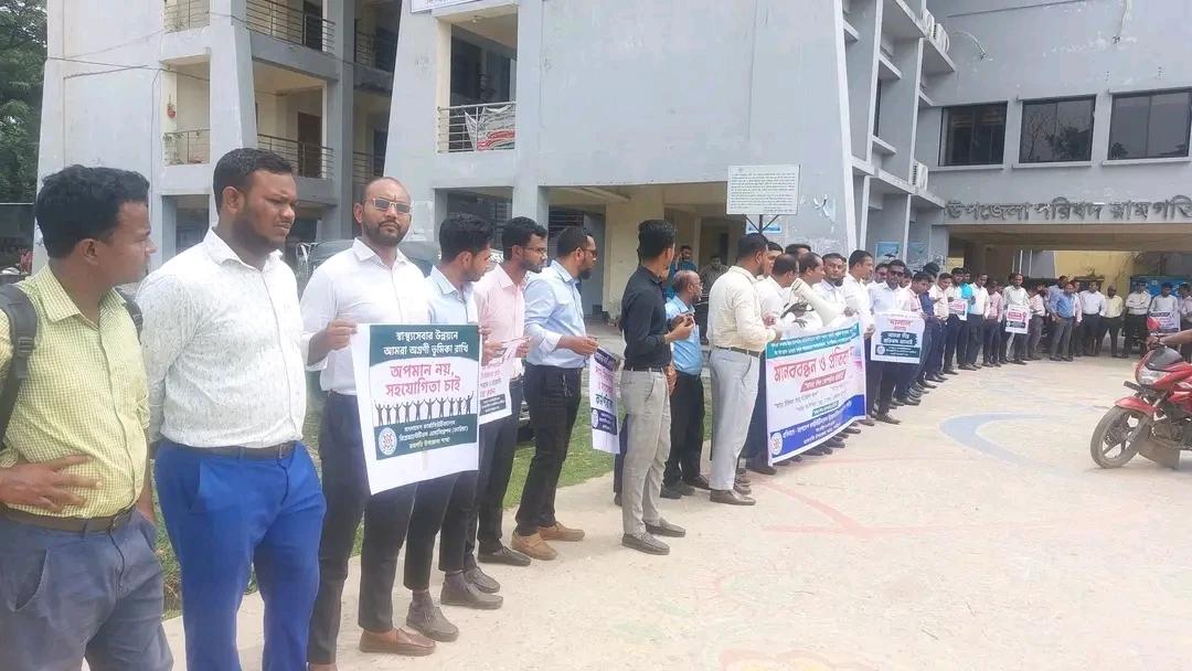 রামগতিতে ফারিয়ার মানববন্ধন ও স্মারকলিপি প্রদান